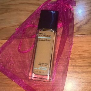 FIT ME!
MATTE + PORELESS FOUNDATION